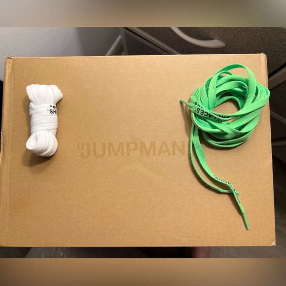 AJ1 Chicago Red White and Black - Picture 8 of 9